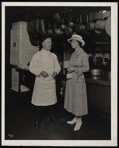 Šéfkuchař Leoni a slečna Selley z Toronta v kuchyni hotelu Commodore, 1920 (stříbrný želatinový tisk)